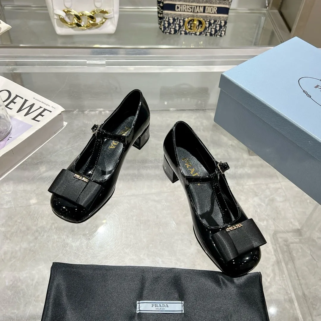 👟👟Ex-factory price 540👟👟 Prada 25ss early spring new model 🌟 Recommended by major bloggers in Xiaohongshu, showing classic charm. Injection-molded leather outsole, imported mixed-breed sheep lining. These velvet-textured pumps combine elegance with modern sophistication, and the delicate bow adds a romantic touch. The upper is decorated with grosgrain bow and metal buckle. Metal letter logo. Decorated with metal letter logo. Velvet texture covered heel with height 4.5cm. Size: 35 to 40 (41 is custom-made and cannot be returned or exchanged)